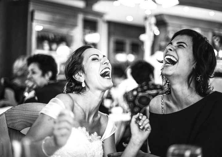 fotografia-di-reportage-sposa-che-ride