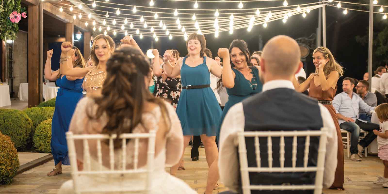 Sposi mentre subiscono uno scherzo al loro matrimonio