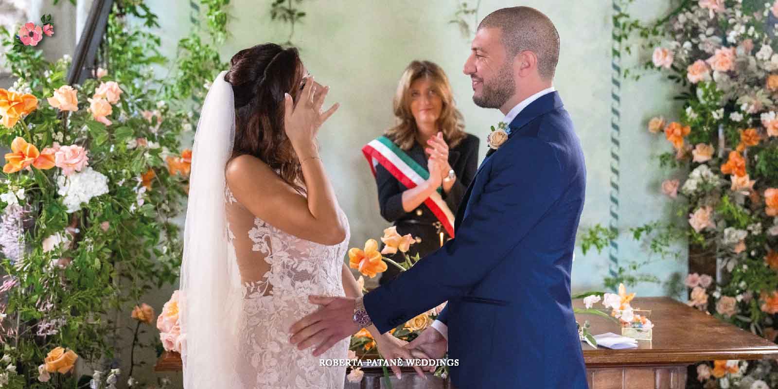 Matrimonio-Civile_by-Roberta-Patane-Weddings Matrimonio civile personalizzato da Roberta Patanè Weddings. Sposi e sindaco durante il rito.
