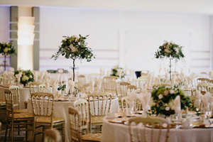 Sedie-matrimonio-parigine-oro_Matrimoni-con-laccento_Roberta-Patane