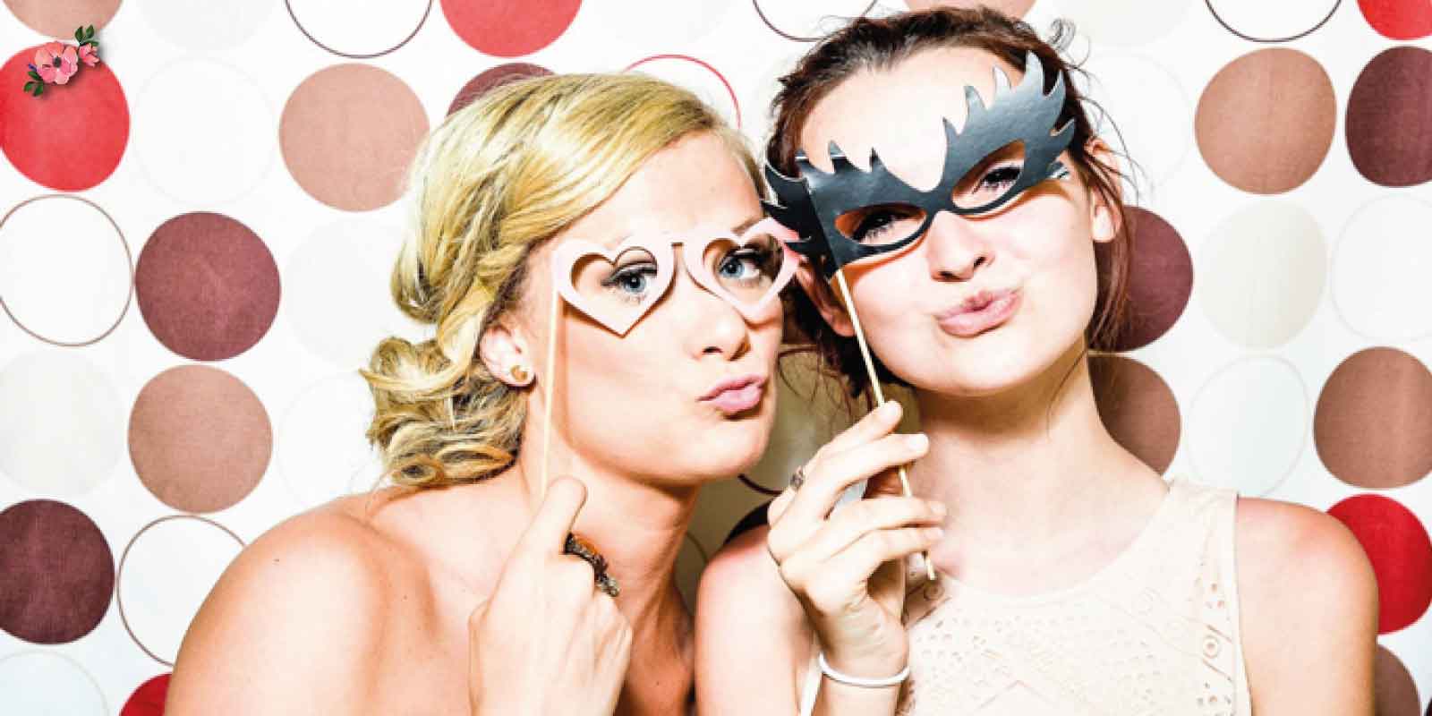 Photo-Booth_Matrimoni-con-laccento Ospiti con travestimenti che si fanno una foto al photo booth