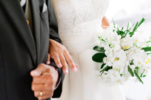 portamento-sposa-bouquet_Roberta-Patane_Matrimoni-con-laccento