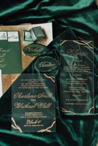 Tendenze Matrimonio 2020 | Partecipazioni trasparenti e Verde Smeraldo