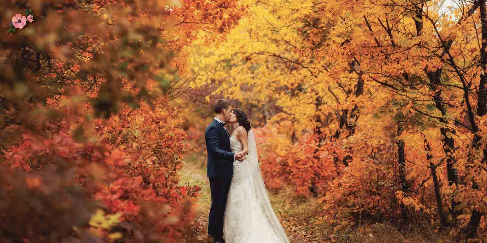 Matrimonio-autunnale_Matrimoni-con-l-accento_Roberta-Patane sposi nel bosco con i colori caldi autunnali