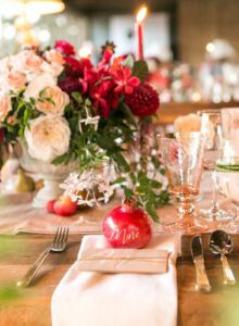 Allestimento di una mise-en-place autunnale con la melagrana