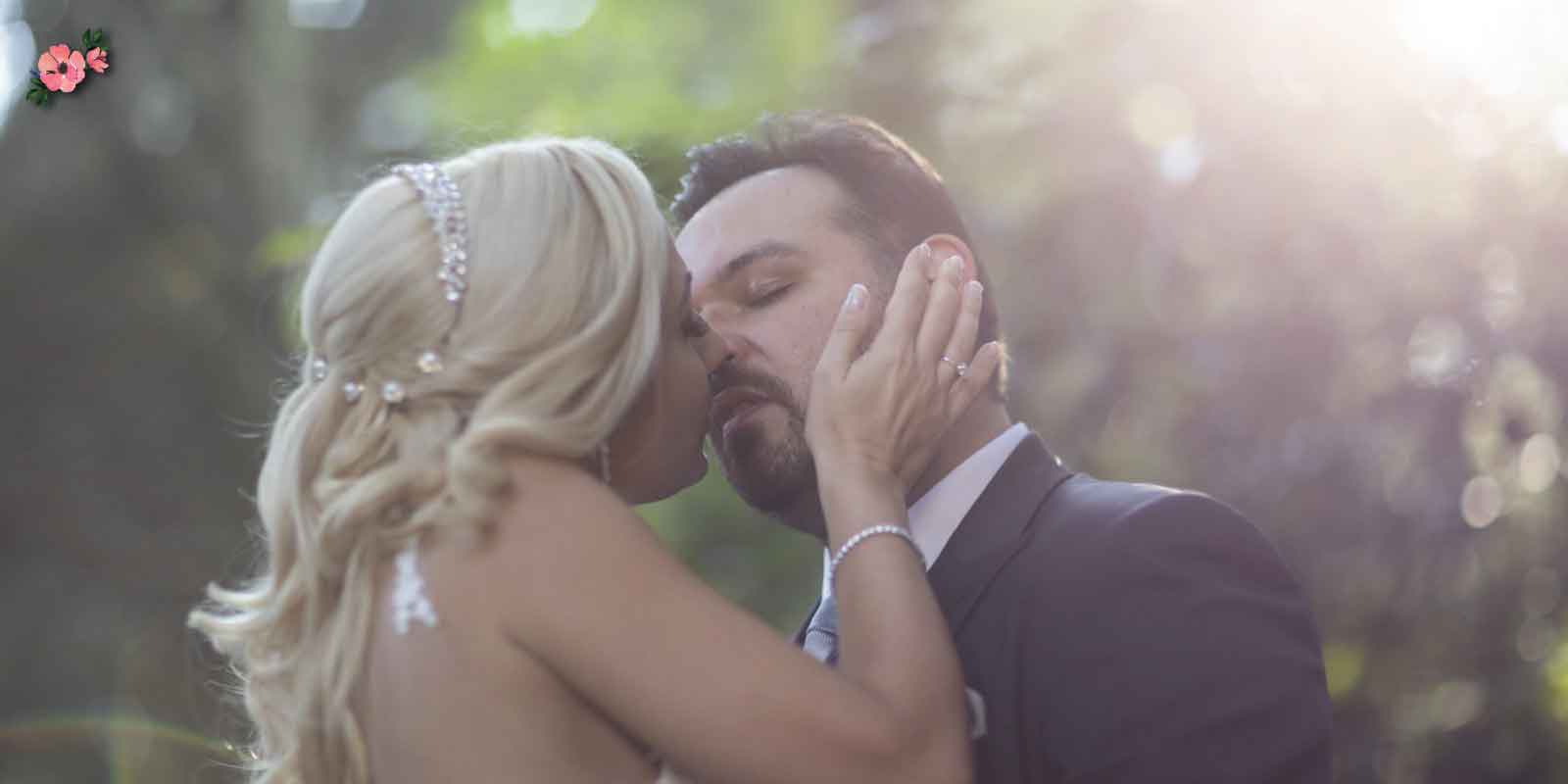 Due sposi romantici che si baciano