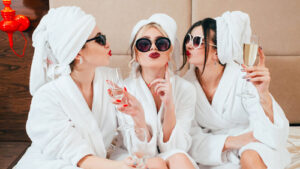 Amiche truccate alla SPA per l'addio al nubilato della sposa