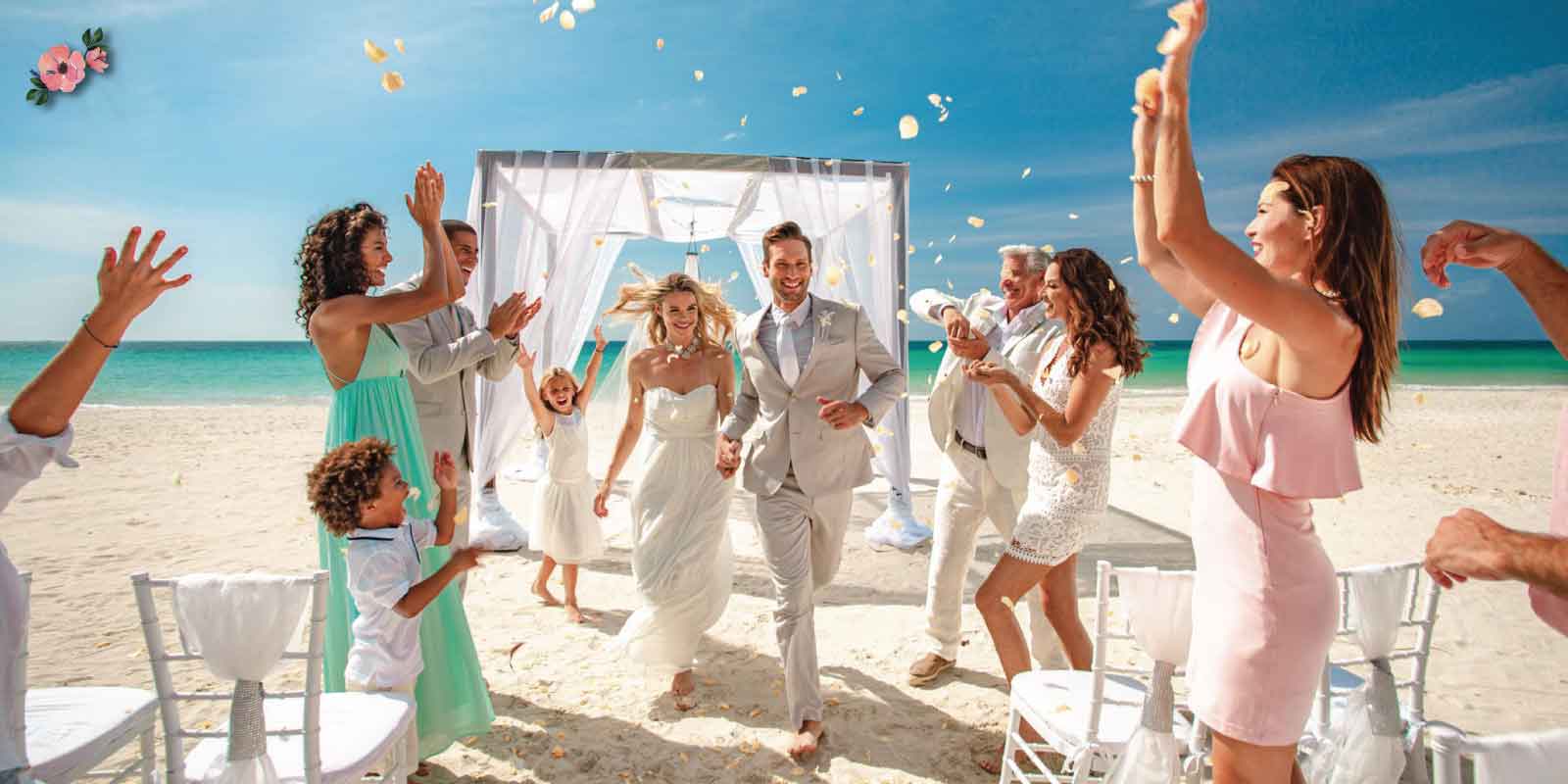 Matrimonio in spiaggia Sposi e amici festosi in spiaggia dopo il rito del matrimonio