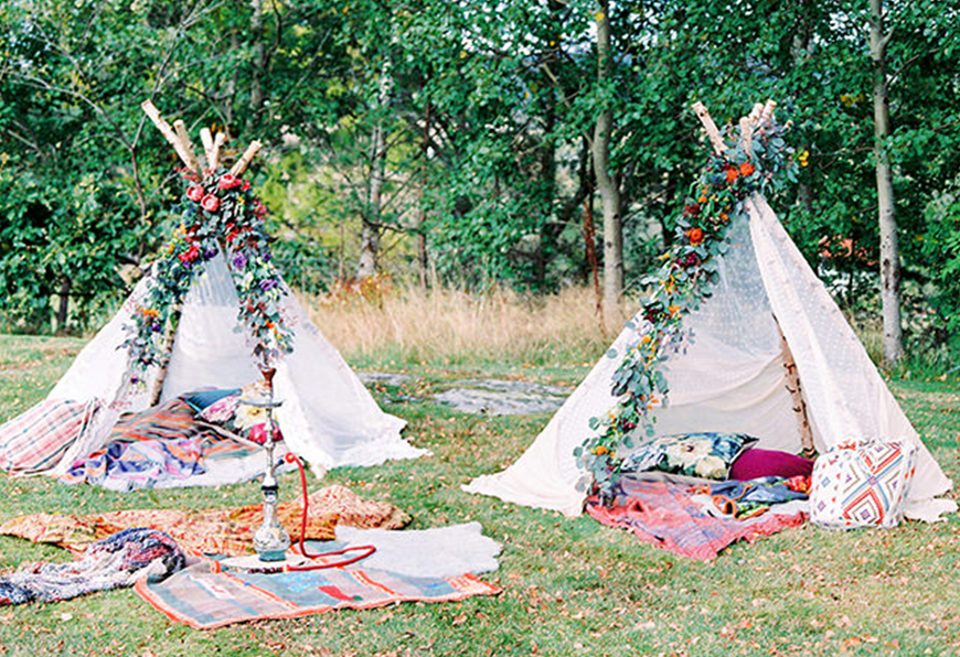 Allestimento zona realx in stile Boho con tepee e tappeti