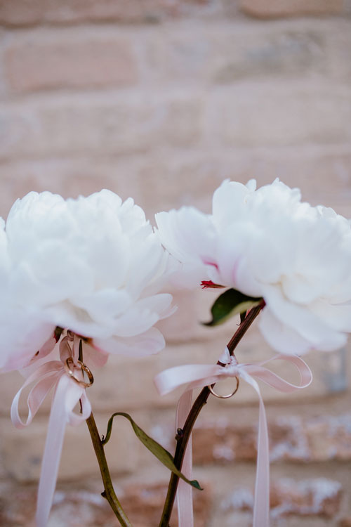 Peonie bianche porta fedi