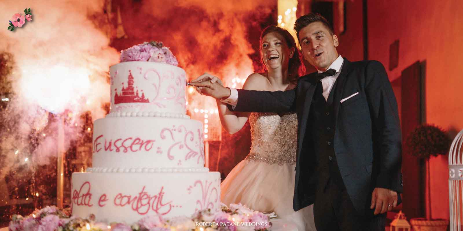Sposi che tagliano la torta - Roberta Patanè Weddings