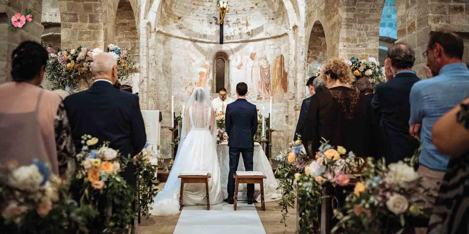 Dove-si-siede-la-sposa Cerimonia di matrimonio in una Pieve marchigiana
