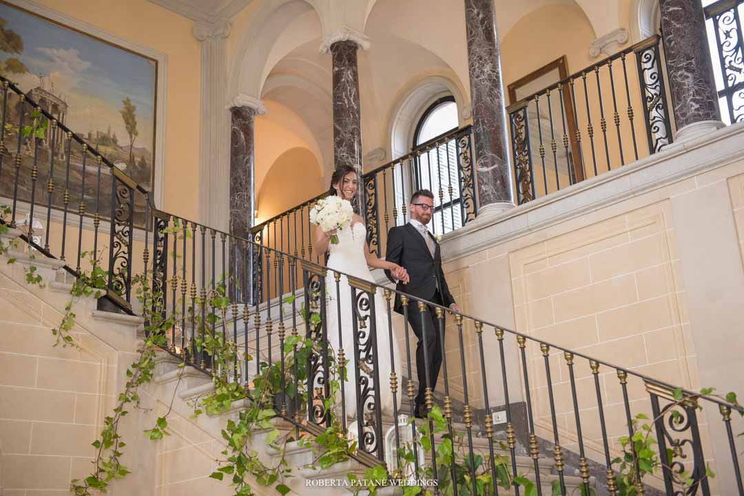 Sposi che scendo la scalinata della villa