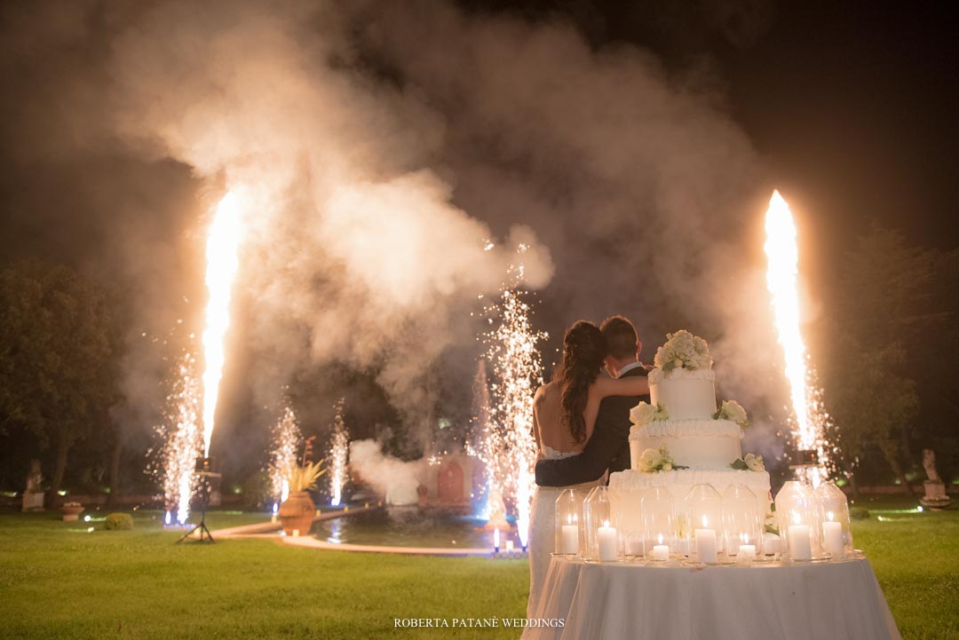 Taglio della torta con fuochi d'artificio