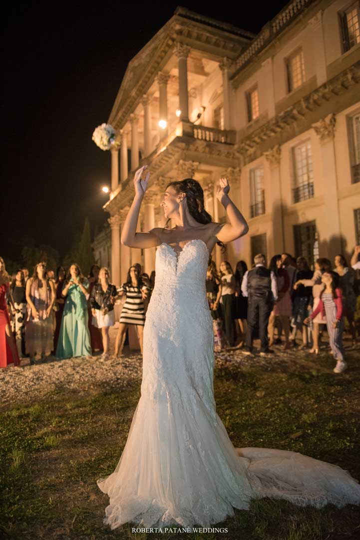 la sposa che lancia il bouquet