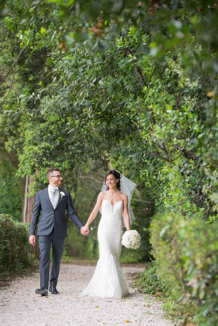 Sposi che passeggiano a villa des vergers