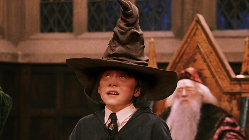 Un'immagine di Ron Weasley che indossa il Cappello Parlante