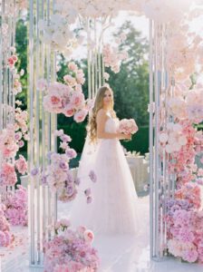 Sposa al centro di un gazebo decorato con fiori romantici, perfetto per matrimonio a tema Disney