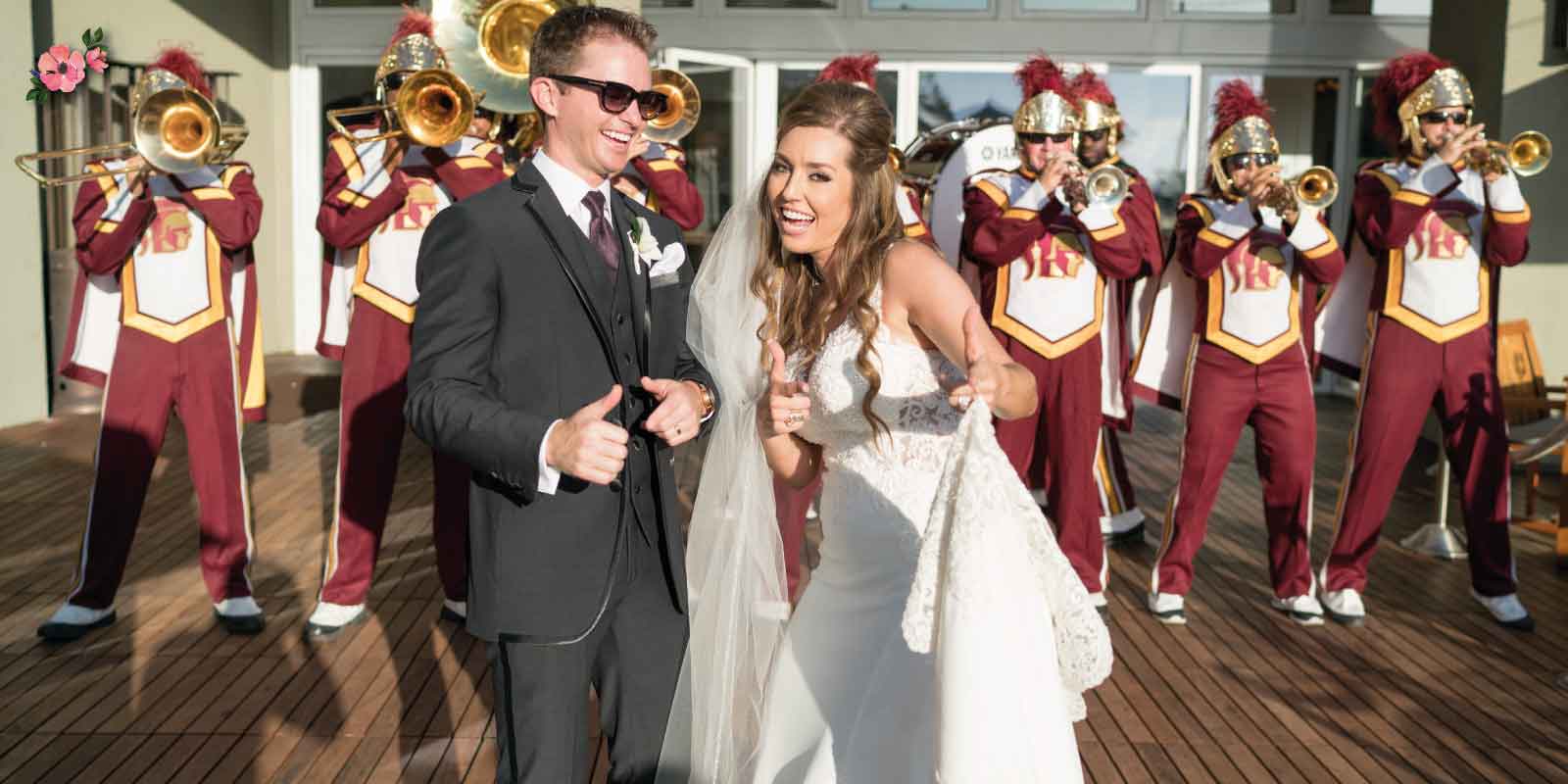 come-scegliere-la-musica-per-il-matrimonio sposi che ballano con band alle spalle