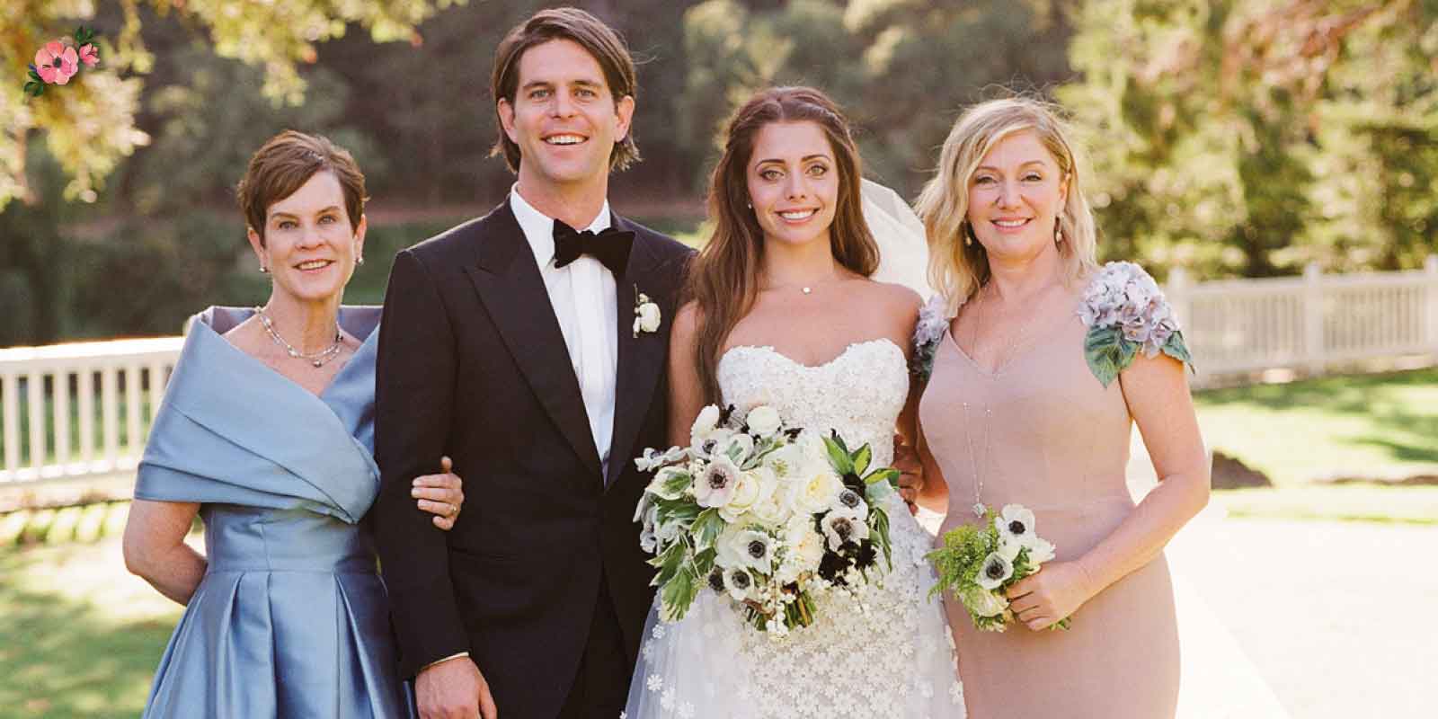 Sposi in posa con le loro mamme