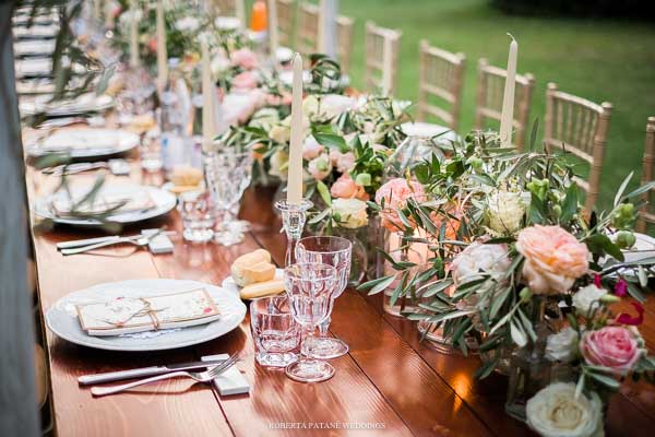 Sposo che consegna il bouquet alla sposa
