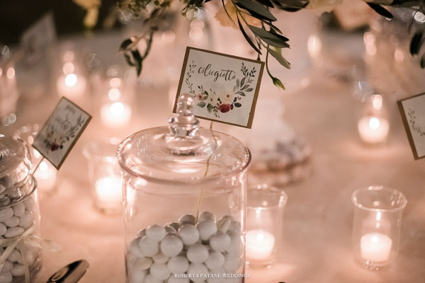 Sposo che consegna il bouquet alla sposa
