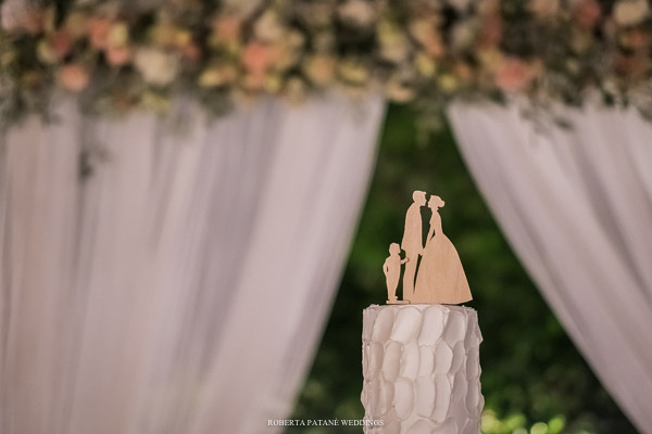 Sposo che consegna il bouquet alla sposa