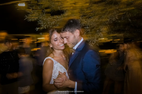 Sposo che consegna il bouquet alla sposa