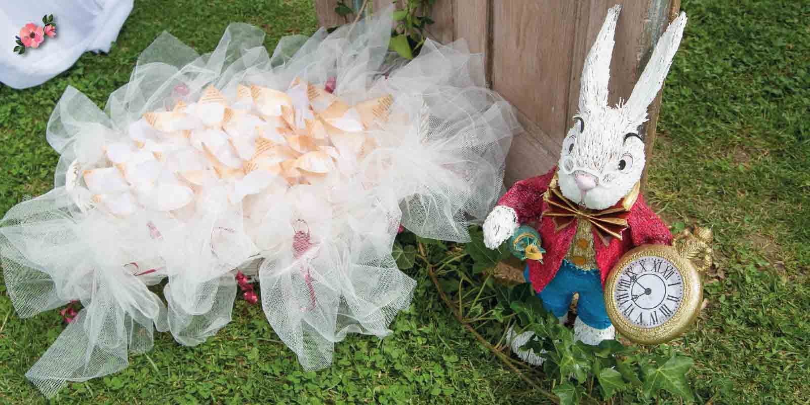 Matrimonio a tema alice nel paese delle meraviglie il bianconiglio con l'orologio in mano