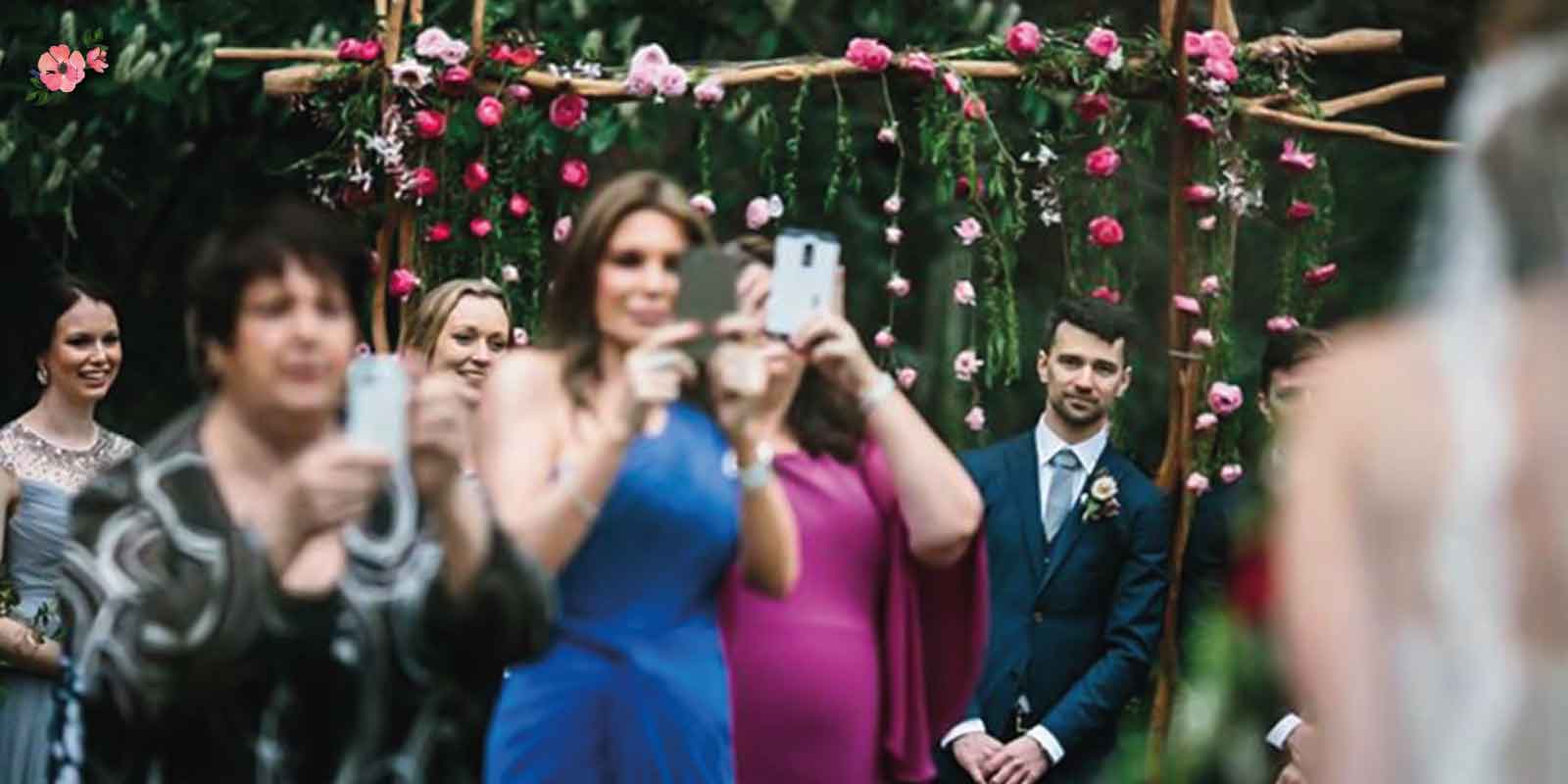 Problemi-alla-cerimonia Invitati che fanno foto con il telefono