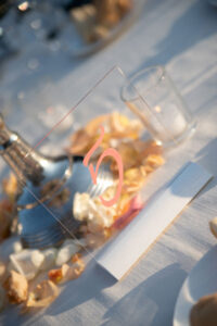 segnatavolo matrimonio in plexiglas scritto a mano in Living Coral
