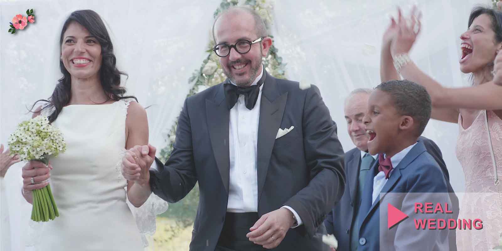 Matrimonio-semplice_Real-Destination-Wedding Sposi al termine della cerimonia con gli applausi degli invitati