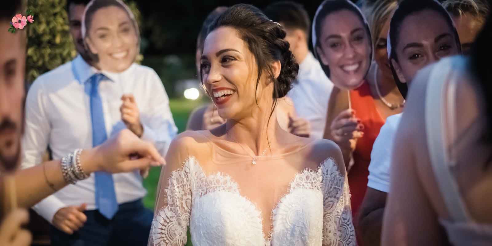 Scaletta matrimonio quando la musica va spenta a mezzanotte. Sposa che si diverte durante il flash mob organizzato dagli amici