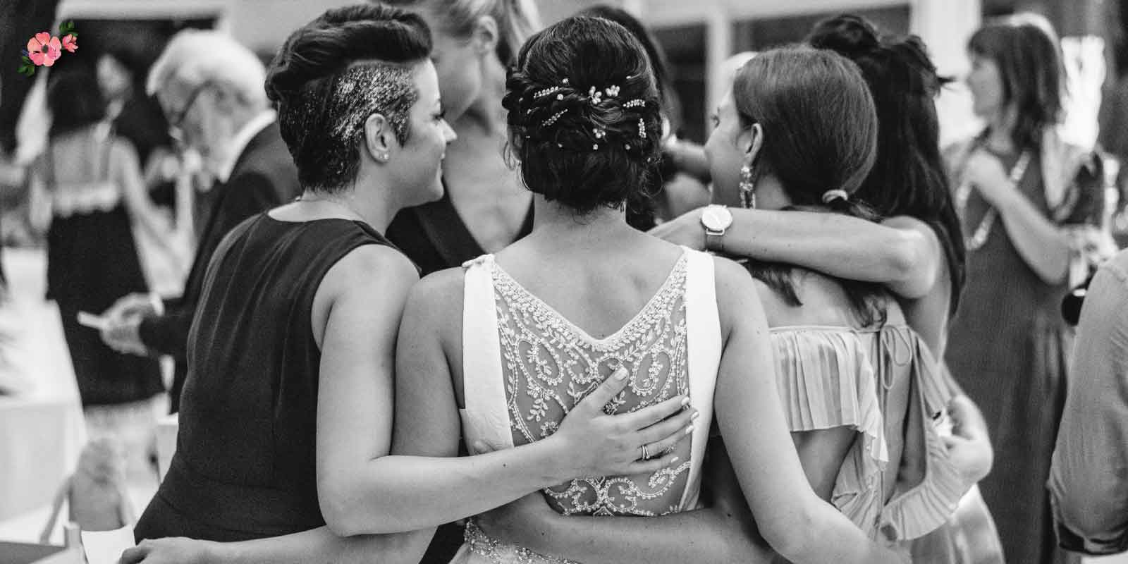 Testimoni che abbracciano la sposa