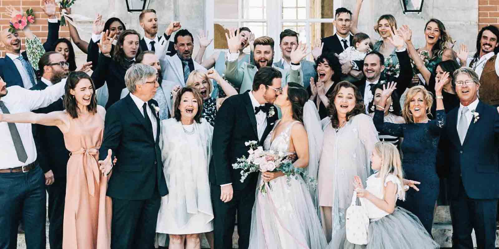 Chi-invitare-al-matrimonio_Matrimoni-con-laccento foto di gruppo degli ospiti con gli sposi