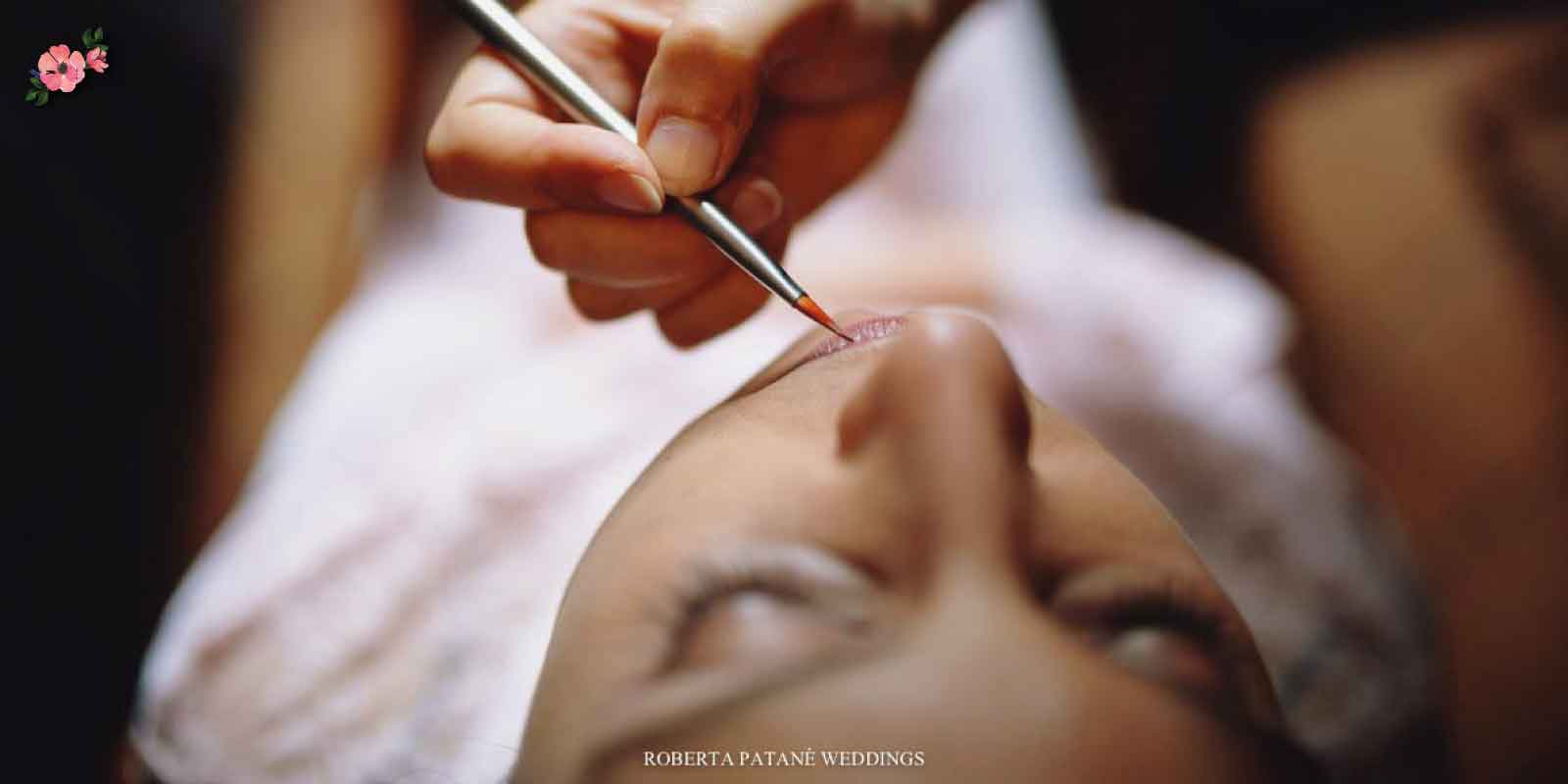 7-cose-da-fare-per-la-preparazione-sposa_MclA Sposa che si rilassa mentre viene truccata