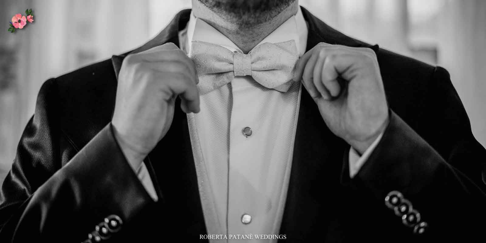 La-preparazione-dello-sposo_Roberta-Patane-Weddings sposo che si sistema il papillon
