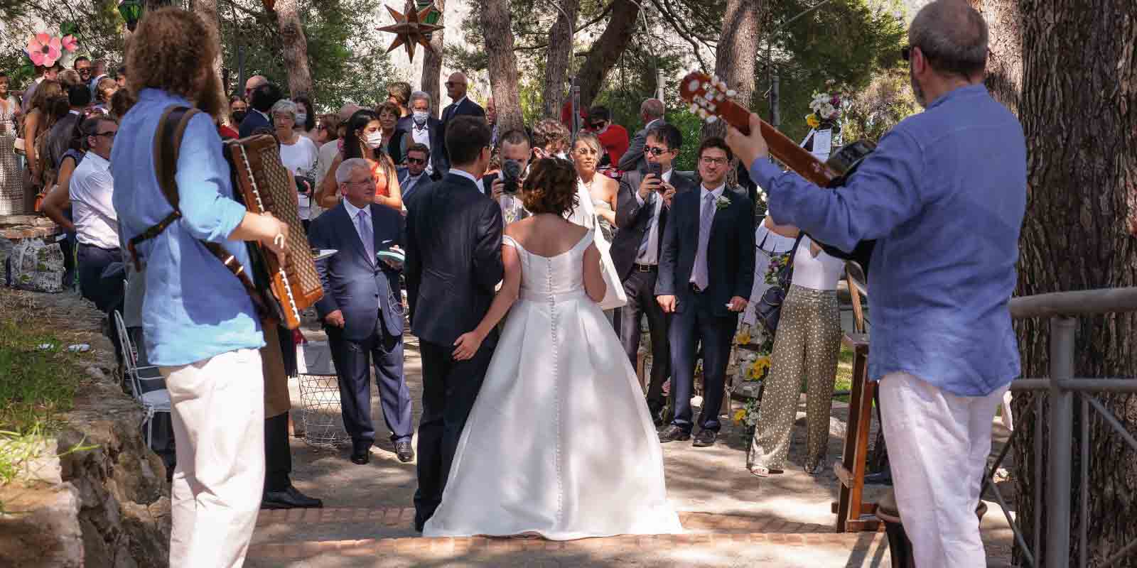 coordinamento-matrimonio_Matrimoni-con-laccento Sposi accolti dagli invitati e dai musicisti