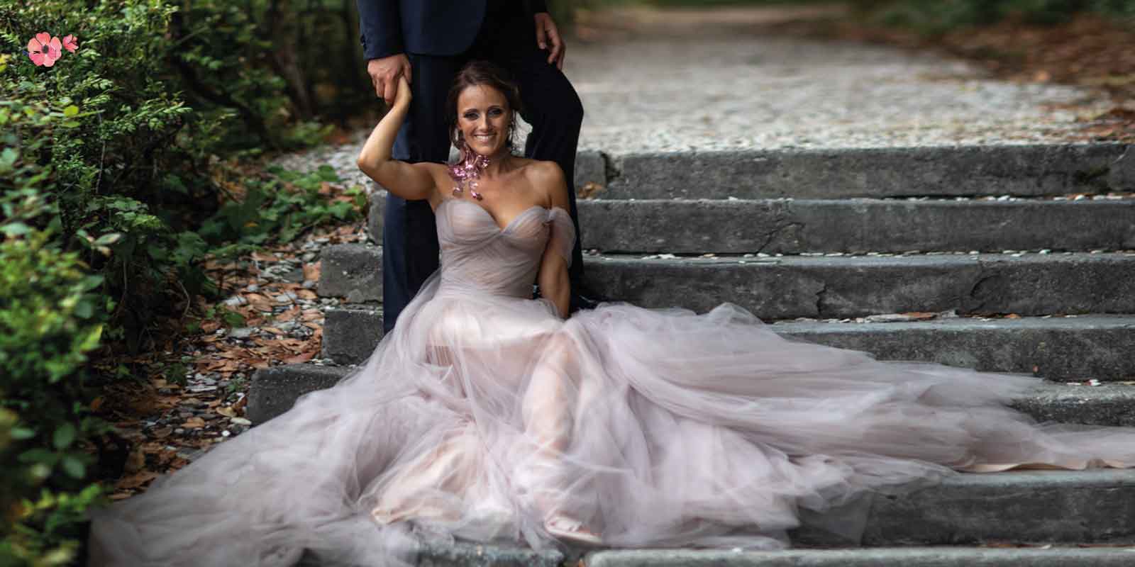 Ricerca dell’abito da sposa – Matrimoni con l’Accento Sposa seduta e avvolta dal suo abito