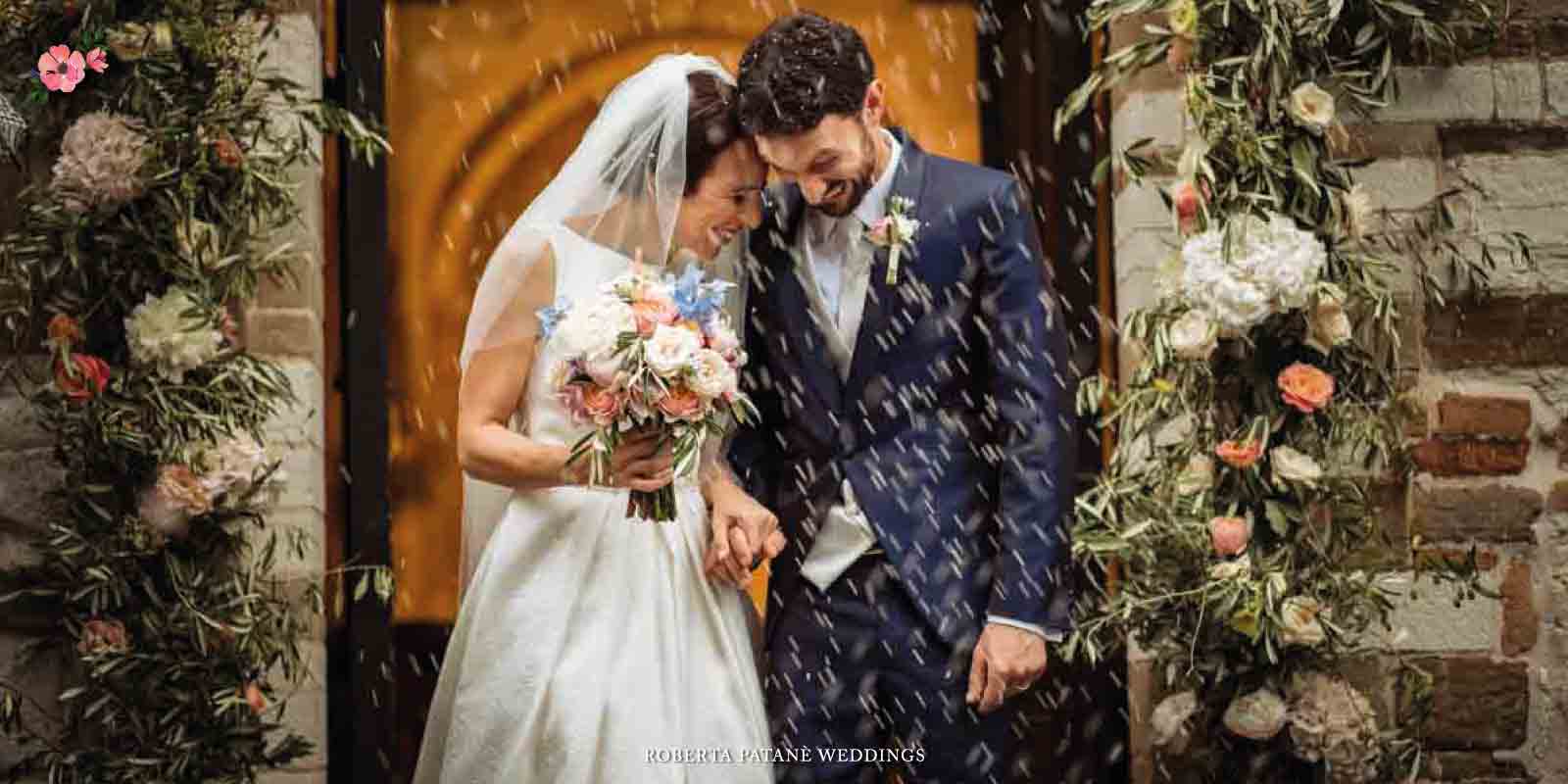 Usanze-matrimonio_Matrimoni-con-laccento sposi al lancio del riso