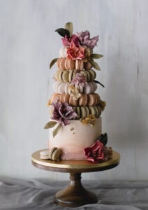 Torta nuziale con macaron su alzata