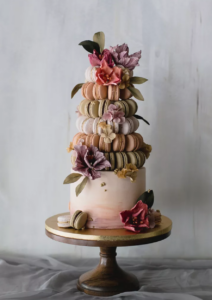 Torta nuziale con macaron su alzata