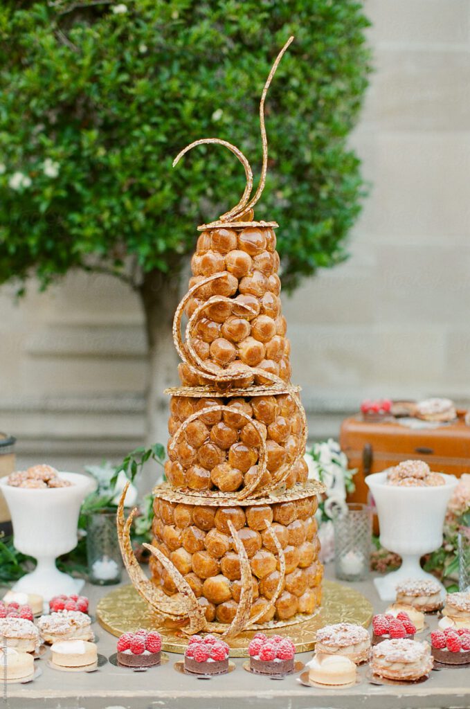 Torta nuziale croquembouche di grande tendenza