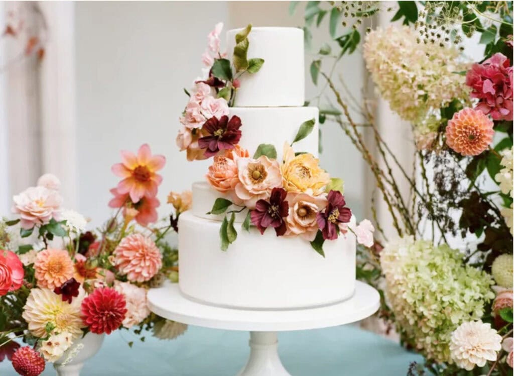 Torta Nuziale decorata con composizione di fiori