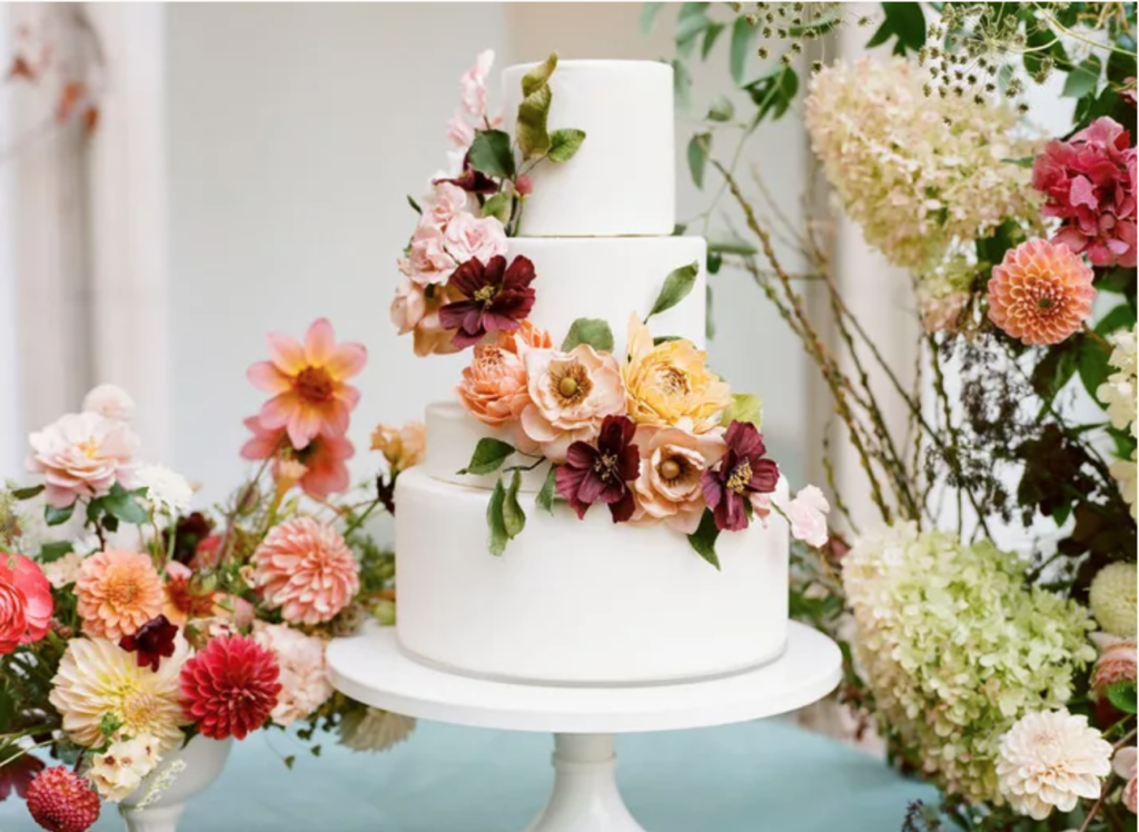 Torta Nuziale decorata con composizione di fiori