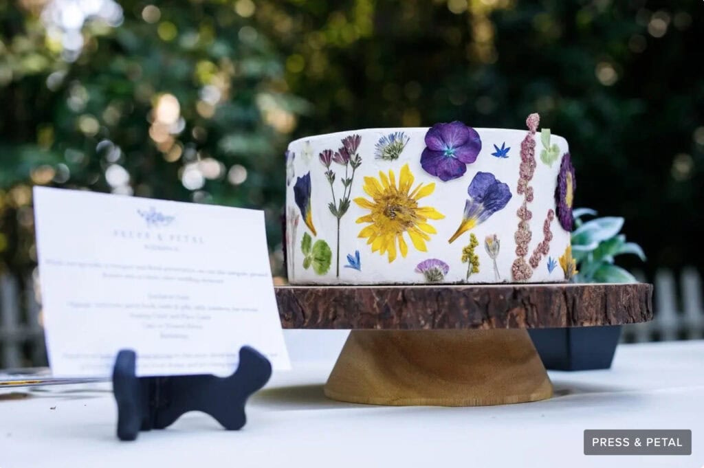 Torta Nuziale decorata con fiori edibili pressati
