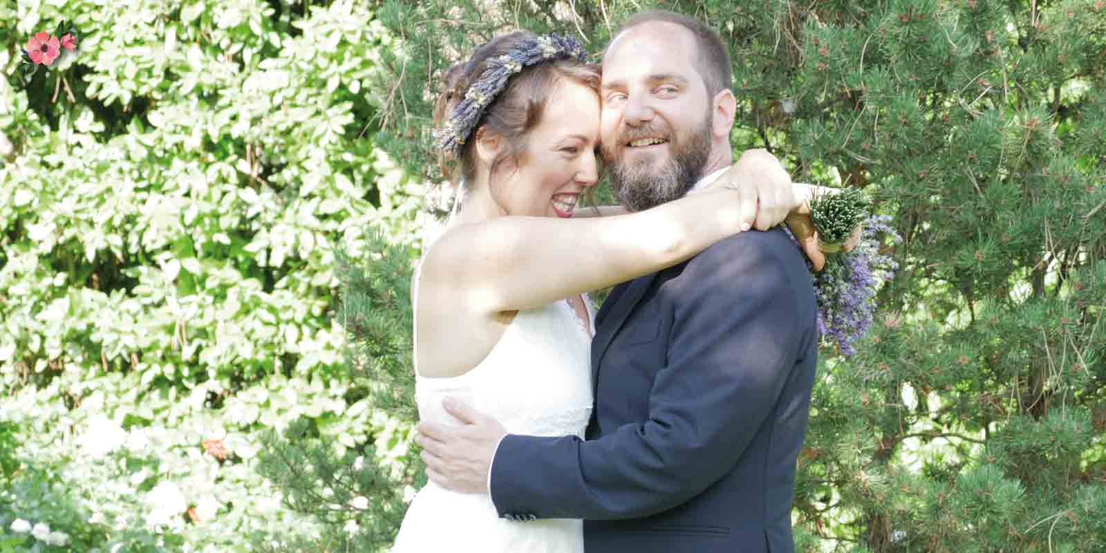 Sposa con corona di lavanda che abbraccia lo sposo