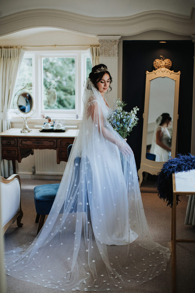 Tendenze matrimonio 2022: abito da sposa lunare