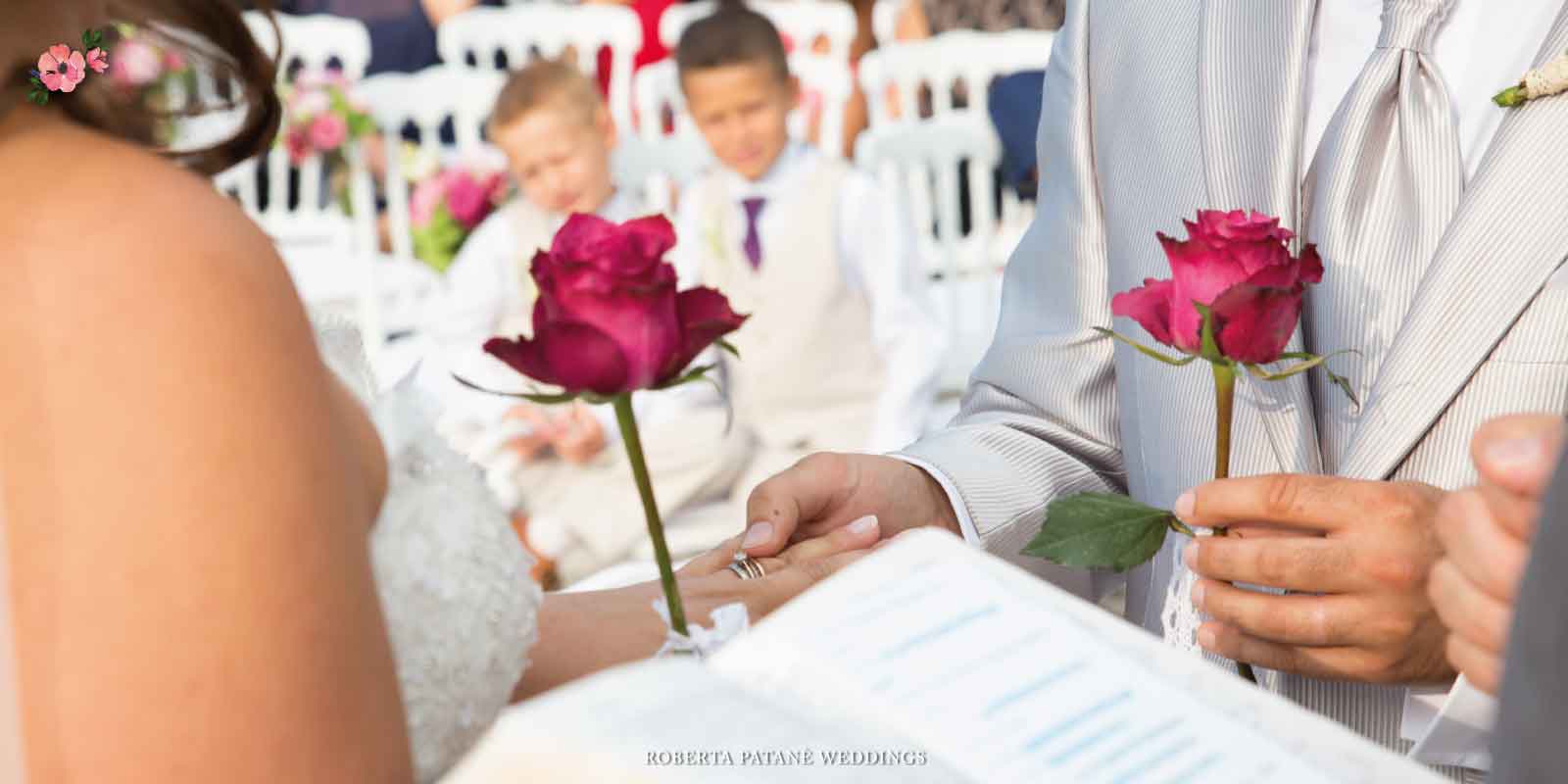 Rito-della-rosa_Roberta-Patane-Weddings gli sposi che si scambiano la rosa
