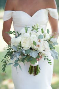 Bouquet con foglie argentee di cineraria  